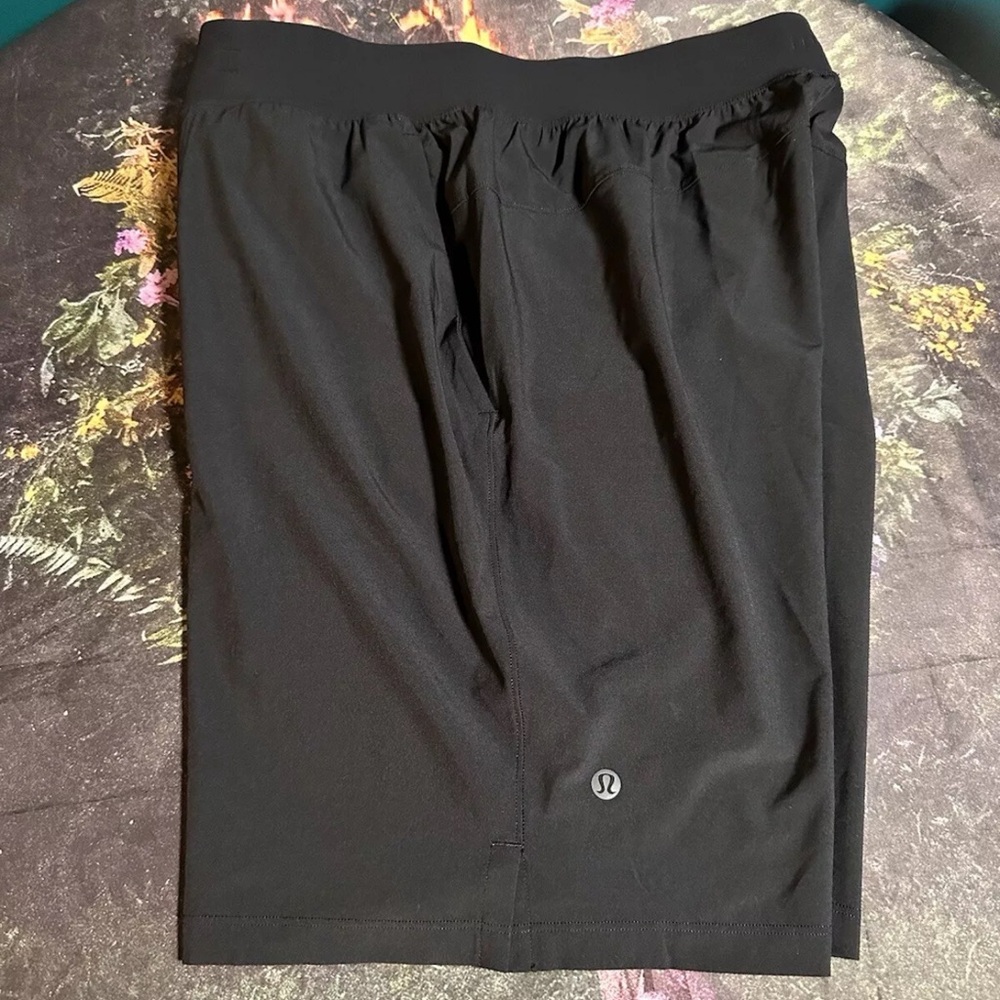 Men’s Lululemon 9 inch shorts Size Medium